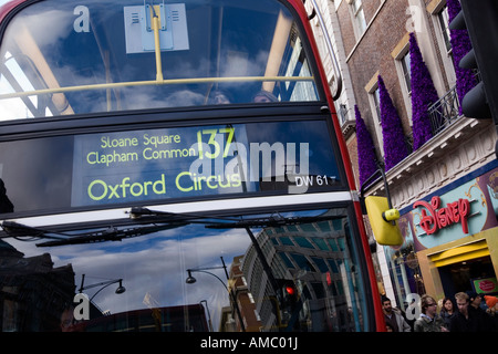 London bus double étage à l'extérieur de la Disney Store Oxford Street, London, UK Banque D'Images