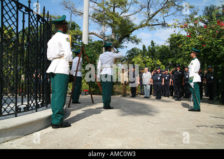 Cuba La Havane scènederue défilé militaire à plaza de armas fermer au mémorial de Carlos Manuel de Céspedes Banque D'Images