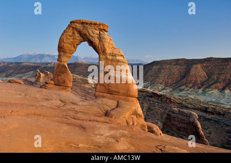 Delicate Arch illuminée par la lueur du coucher du soleil Parc National Arches près de Moab Utah Banque D'Images