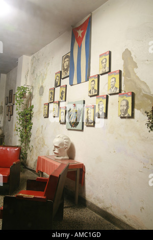 La Habana Cuba une salle publique de l'intérieur avec une statue de José Marti un drapeau cubain une photos de tous les héros de la révolution Banque D'Images