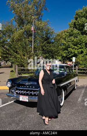 Femme en robe noire debout devant Vintage Automobile Desoto Corydon Indiana Banque D'Images