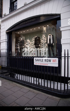 Gieves et Hawkes boutique avec affichage de Noël, à Savile Row, Londres. royaume-uni Banque D'Images