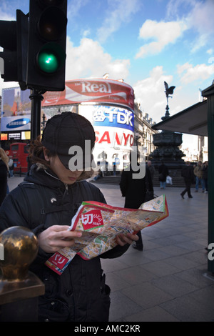 Touriste japonais ressemble au site dans Piccadilly Circus London UK Banque D'Images