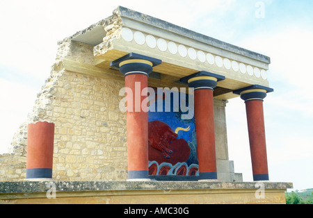 Vestiges d'un vieux bâtiment avec la fresque d'un taureau à l'excavation archéologique Knossos sur l'île grecque de Crète Banque D'Images