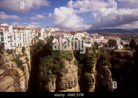 Vieille ville de Ronda sur falaise donnant sur le 520m de profondeur la Gorge El Tajo Banque D'Images