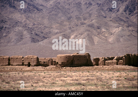 Village de boue médiéval isolé dans le désert de Dasht-e LUT sous les montagnes d'Elborz, en Iran Banque D'Images