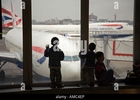 Les enfants dites adieu à l'aéronef au départ à l'aéroport d'Heathrow Banque D'Images