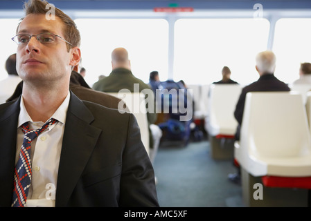 Businessman sur Ferry de banlieue Banque D'Images