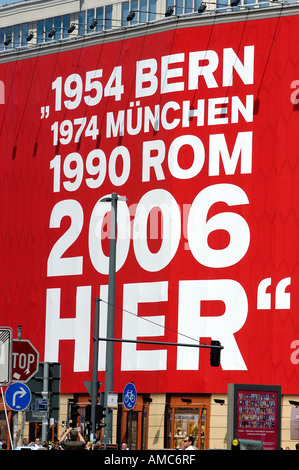 Affiche publicitaire à Berlin Potsdamer Platz Allemagne 2006 lors de tournoi de Coupe du Monde Banque D'Images