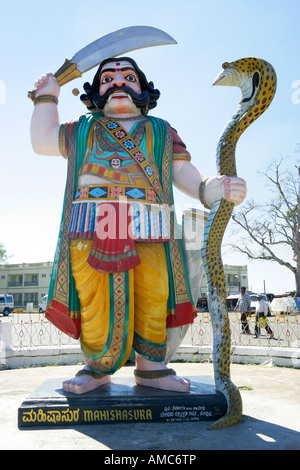 Statue du Roi démon Mahishasura, de qui ville de Mysore tire son nom, se dresse au sommet de Chamundi Hills à Mysore en Inde. Banque D'Images