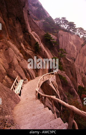 Escalier et banc, Mont Huangshan, les montagnes jaunes, la Province de l'Anhui, Chine Banque D'Images