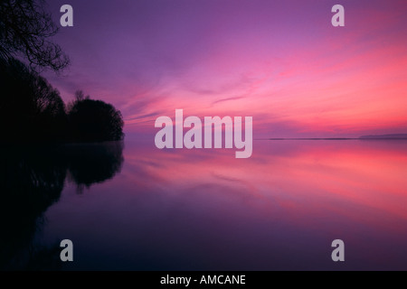 Lake et de réflexion au crépuscule Banque D'Images