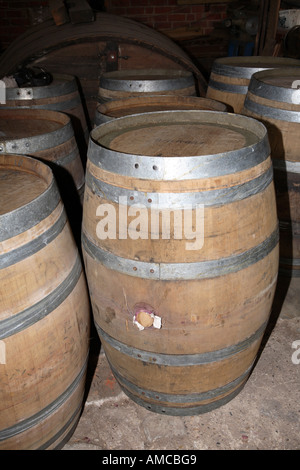 Des tonneaux de vin empilées ensemble après réparation, prêt pour la livraison, Rutherglen, Victoria, Australie Banque D'Images