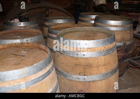 Des tonneaux de vin empilées ensemble après les travaux prêts à être livrés en Australie Victoria Rutherglen Banque D'Images