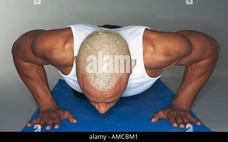 Man Doing Push-Ups Banque D'Images