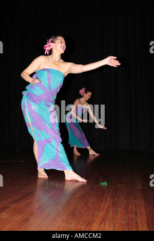 Deux femmes maoris danseurs et chanteurs d'un groupe de tournée d'effectuer des danses polynésiennes traditionnelles à un festival local Banque D'Images