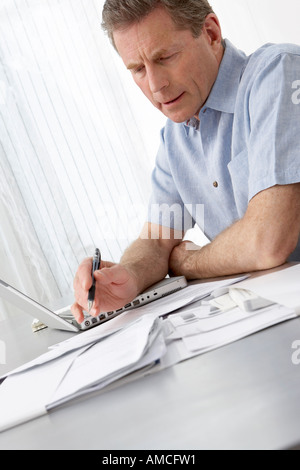 Man working at Desk Banque D'Images