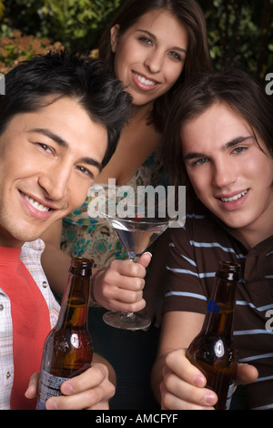 Groupe de jeunes avec des boissons Banque D'Images