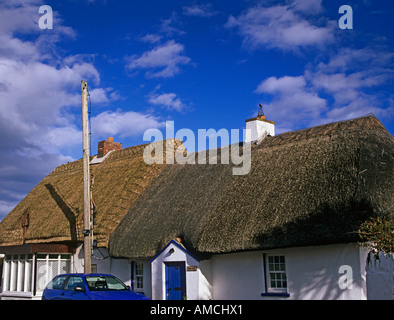 KILMORE QUAY CO WEXFORD IRLANDE RÉPUBLIQUE DE L'UNION EUROPÉENNE octobre Deux charmantes chaumières dans ce village historique Banque D'Images