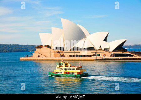 Sydney Harbor Ferry passant l'Opéra de Sydney sur Bennelong Point Sydney Australie Banque D'Images