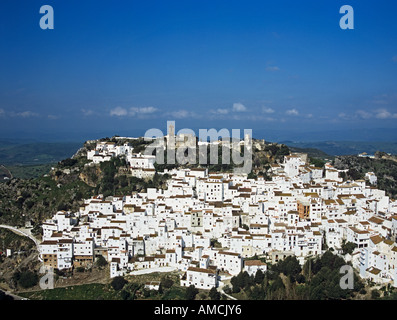 CASARES COSTA DEL SOL ESPAGNE UNION EUROPÉENNE Avril perché sur un éperon rocheux, un joli village de maisons blanches Banque D'Images