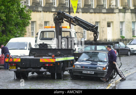 Une voiture en stationnement illégal SUR LE POINT D'ÊTRE REMORQUÉ DANS LE ROYAL CRESCENT BATH Banque D'Images