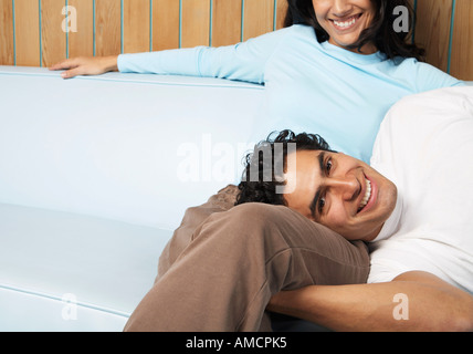 Couple sur le canapé Banque D'Images
