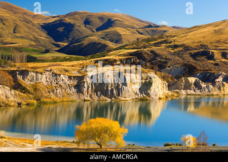 Sommaire des contreforts et le lac, le Lac Bleu, Saint Bathans, Otago, île du Sud, Nouvelle-Zélande Banque D'Images