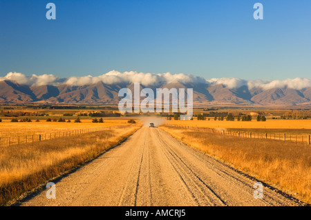 Voiture sur route de montagne, Ranfurly, Otago, île du Sud, Nouvelle-Zélande Banque D'Images