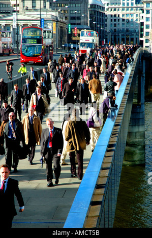 Les banlieusards marchant sur un pont, le Pont de Londres, Thames, London, England Banque D'Images