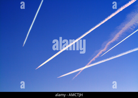 La vapeur d'Trails-Chemtrails Jet Banque D'Images