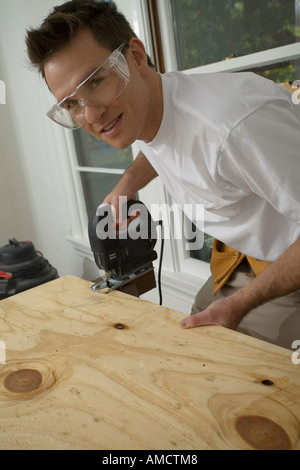 Man Doing Home Renovations Banque D'Images