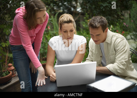 Les gens de l'extérieur avec un ordinateur portable Banque D'Images