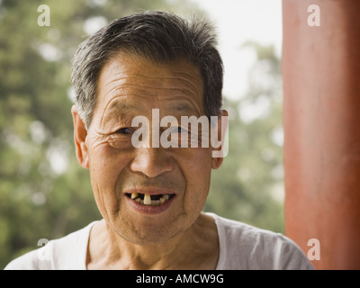 Portrait d'un homme édenté outdoors smiling Banque D'Images