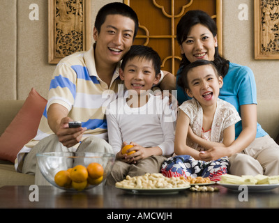 Famille le canapé à regarder la télévision Banque D'Images