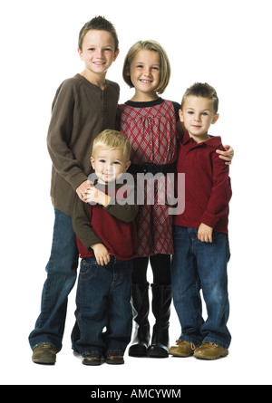 Quatre enfants se tenant et souriant Banque D'Images