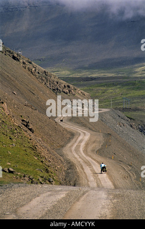 L'Islande vététistes poussant des vélos sur la route escarpée Banque D'Images