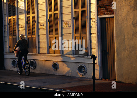 Man Riding Bicycle au crépuscule, La Nouvelle-Orléans, États-Unis Banque D'Images