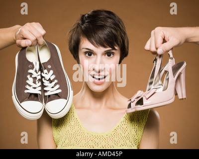 Femme avec des chaussures de course et les pompes de décider Banque D'Images