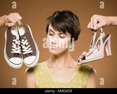 Femme avec des chaussures de course et les pompes de décider Banque D'Images