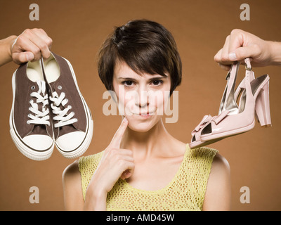 Femme avec des chaussures de course et les pompes de décider Banque D'Images