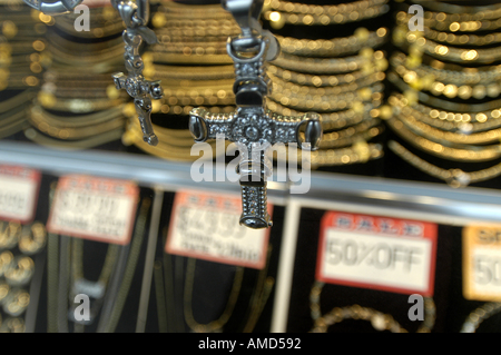 Close up cross colliers suspendues au-dessus des colonnes d'or garde-corps métallique derrière l'angle horizontal à gauche Banque D'Images