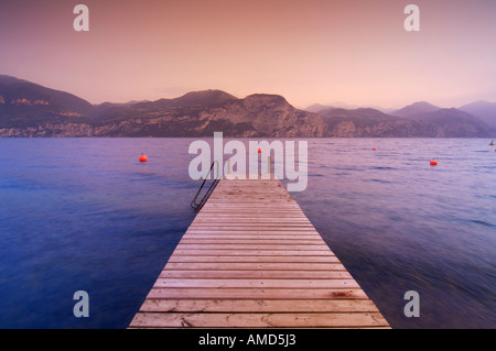 Quai sur lac, Lago di Garda, Italie Banque D'Images