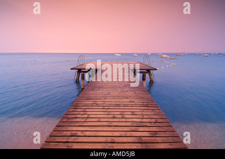 Quai sur lac, Lago di Garda, Italie Banque D'Images