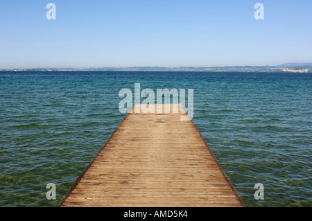 Quai sur lac, Lago di Garda, Italie Banque D'Images