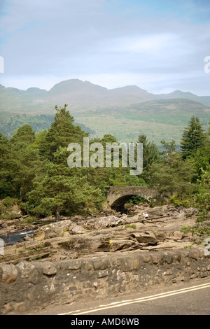 Vieux pont de pierre au-dessus des chutes de Dochart dans la ville d'Écosse Perthshire Killin Banque D'Images