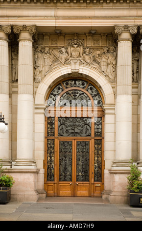 À la porte City Chambers à George Square Banque D'Images