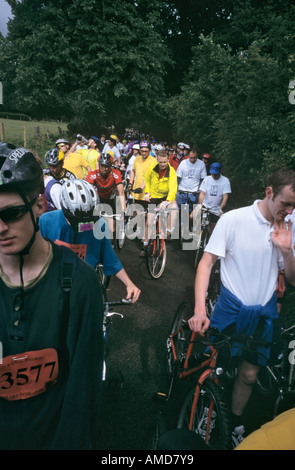 Les cyclistes sur 'London to Brighton' Vélo bloqué sur country lane dans 'embouteillage' Banque D'Images