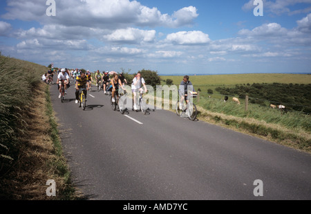 Cyclistes sur Londres à Brighton Bike Ride sur la voie de campagne au sommet de Ditchling Beacon dans South Downs. West Sussex Angleterre Royaume-Uni Banque D'Images