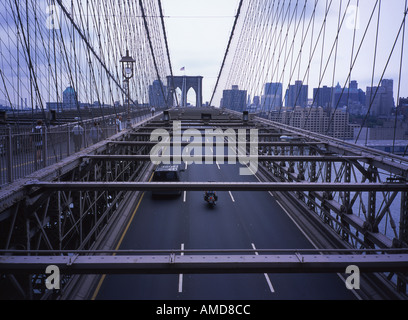 Pont de Brooklyn New York, vu le trafic de la zone piétonne de pilotage encadrée par les poutres et câbles de suspension Banque D'Images